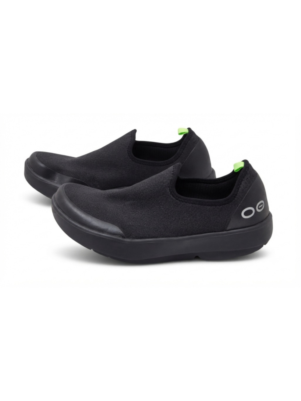 Womebs Black OOFOS OOmg eeZee Low recovery slip-on shoes. Size 9